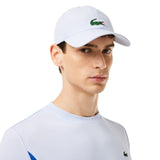 gorra deportiva lacoste azul claro con estilo monocromático elegante