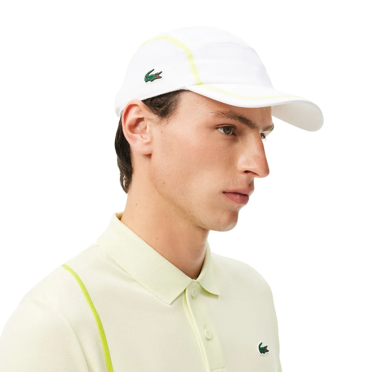 gorra lacoste blanca con visera curva y logo cocodrilo