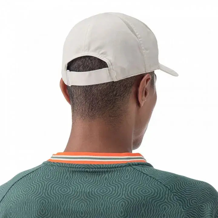 gorra beige yonex con logo verde ideal para pádel y tenis bajo el sol