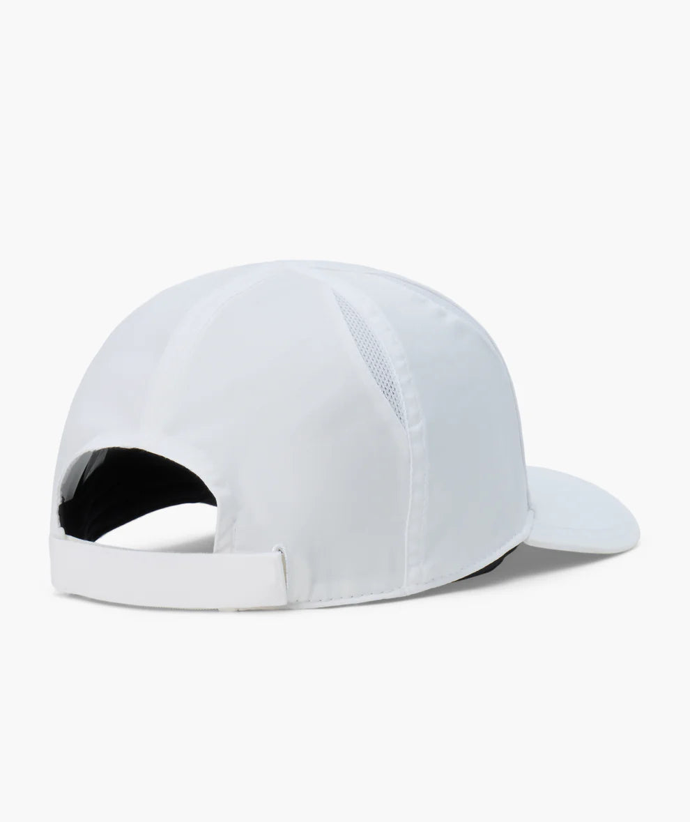 gorra yonex blanca unisex con logo negro al frente y ajuste trasero