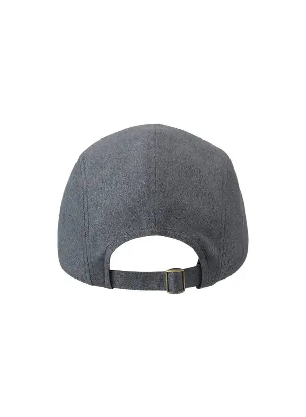 gorra yonex color gris con cierre trasero de hebilla metálica