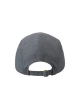 gorra yonex color gris con cierre trasero de hebilla metálica