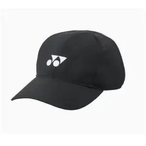 gorra yonex negra con logo blanco bordado y cierre ajustable trasero