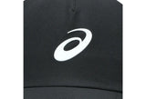 gorra asics negra con diseño performance y ajuste trasero regulable