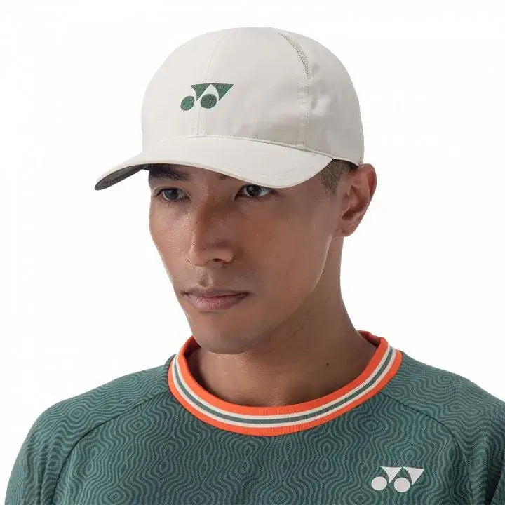 gorra yonex beige con diseño ergonómico y logo verde discreto