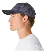 gorra asics gris camuflaje con protección solar y logo blanco