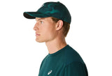 gorra deportiva asics verde oscuro con diseño estilizado y técnico