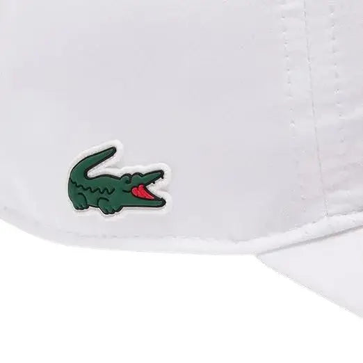 gorra blanca con cocodrilo lacoste en costado, ideal para deportes padel