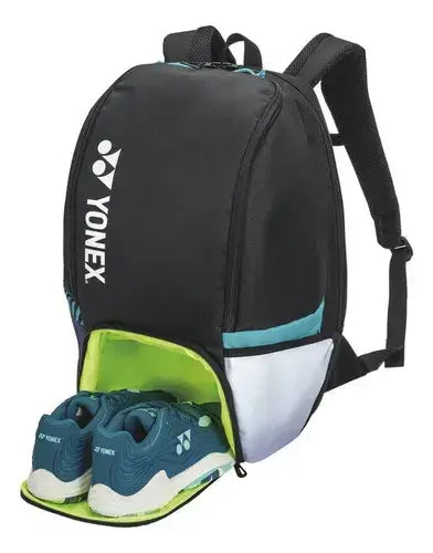 diseño lateral de mochila Yonex con líneas turquesa y compartimento visible