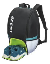 diseño lateral de mochila Yonex con líneas turquesa y compartimento visible