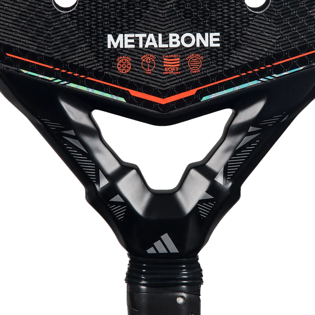 corte lateral de pala adidas metalbone 3.5 mostrando marco de carbono 16K