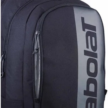 mochila Babolat Court Hero con logo grande y diseño urbano
