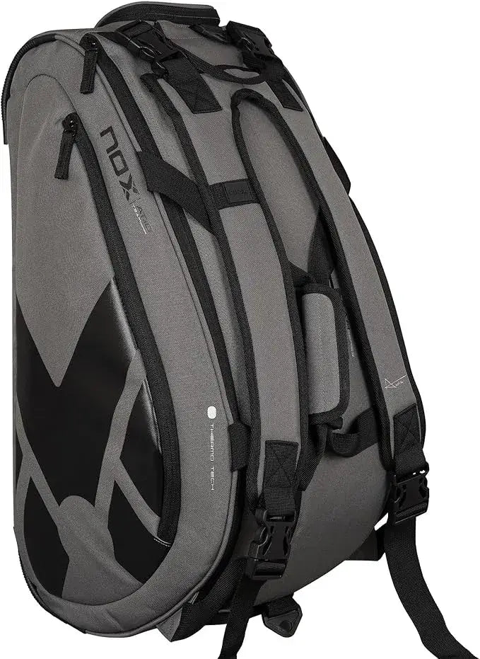 mochila nox gris con compartimento para ropa sucia o calzado