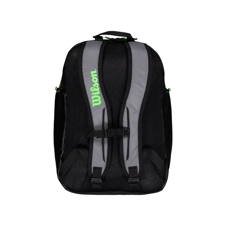 mochila Wilson con pelotas, tenis y ropa en compartimento principal