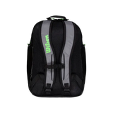 mochila Wilson con pelotas, tenis y ropa en compartimento principal