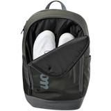 mochila gris Wilson con logo vertical y cierre frontal para pádel o tenis