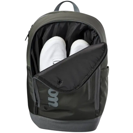 mochila gris Wilson con logo vertical y cierre frontal para pádel o tenis