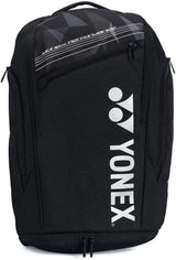 mochila deportiva Yonex con zapatos Lumio blancos dentro del compartiment