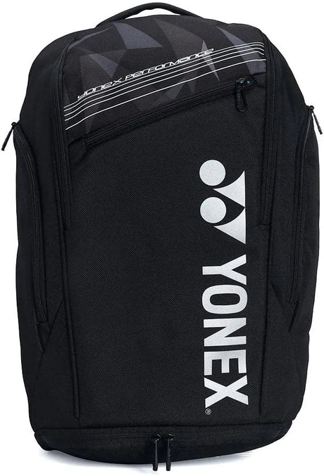mochila deportiva Yonex con zapatos Lumio blancos dentro del compartiment