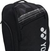 mochila Yonex negra con bolsillo superior y líneas blancas decorativas