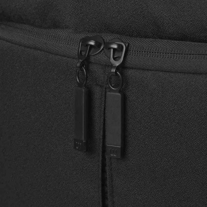 mochila deportiva Yonex color azul con doble cierre y tirantes negros