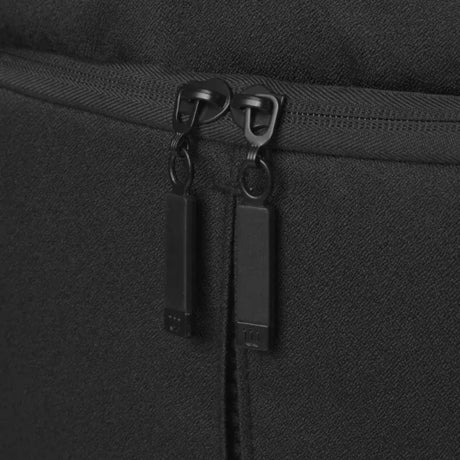 mochila deportiva Yonex color azul con doble cierre y tirantes negros