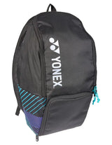 mochila Yonex negra con compartimento frontal y diseño azul para deportes