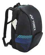 mochila Yonex negra vista frontal con logotipo blanco y bolsillos laterales