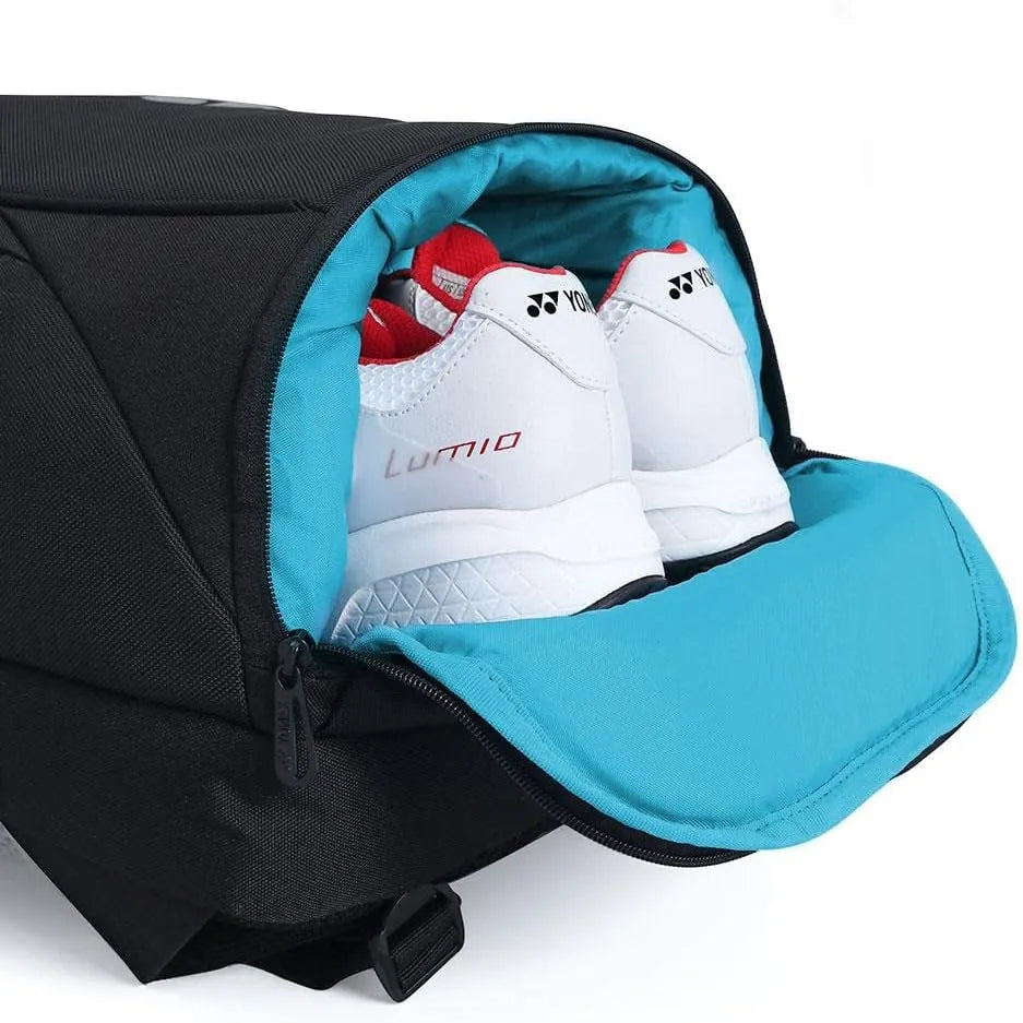 mochila negra Yonex con tirantes acolchados y ajuste en pecho