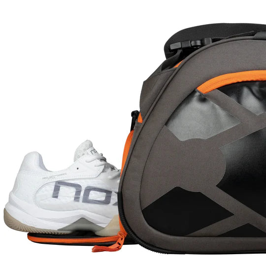 paletero padel nox at10 team gris naranja 2024 con gran capacidad y proteccion para palas
