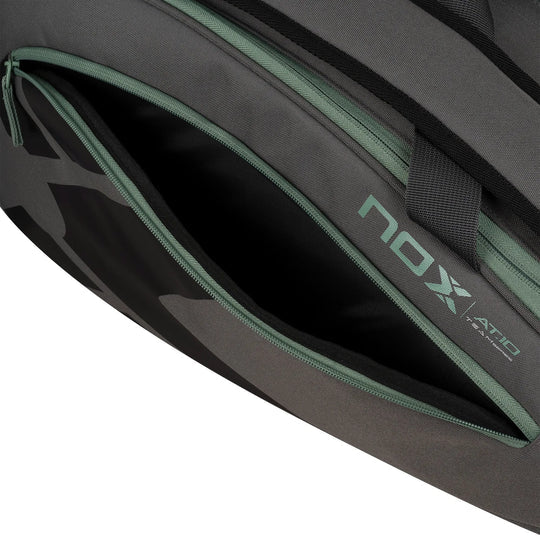 paletero noxpadel gris verde con bolsillos laterales para accesorios padel y objetos personales