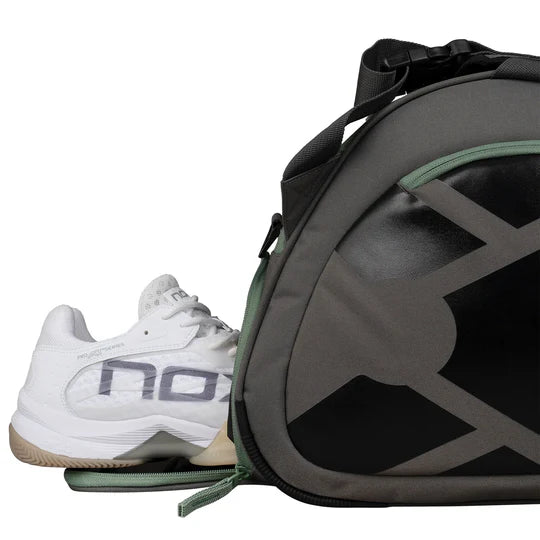 bolsa padel nox at10 team gris verde con espacio ventilado para tenis de padel