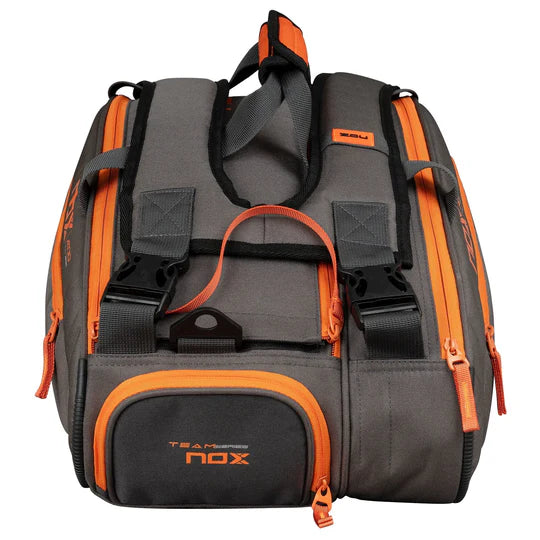 paletero noxpadel gris naranja con compartimento para tenis de padel ventilado independiente