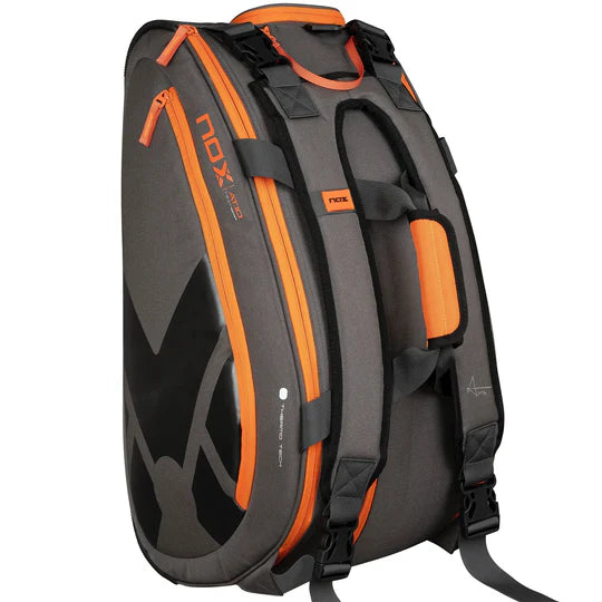 bolsa de padel nox at10 team gris con logo lateral y estilo moderno deportivo