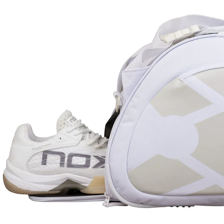 bolsa padel nox blanca con compartimentos multiples para palas ropa y accesorios