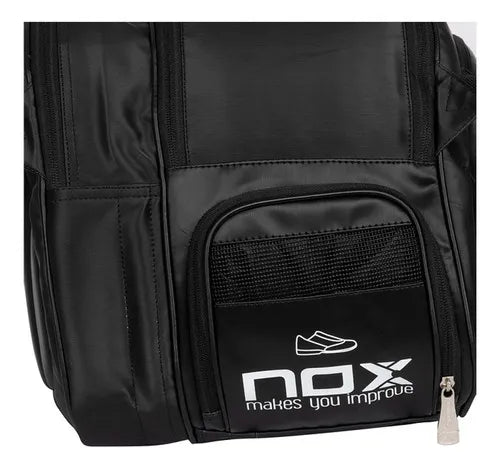 raquetero nox negro con detalles blancos, estilo profesional y diseño térmico