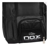 raquetero nox negro con detalles blancos, estilo profesional y diseño térmico