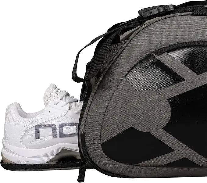 mochila pádel nox gris con bolsillos laterales para accesorios