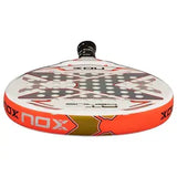 perfil lateral pala nox at10 genius luxury con marco reforzado y diseño rojo