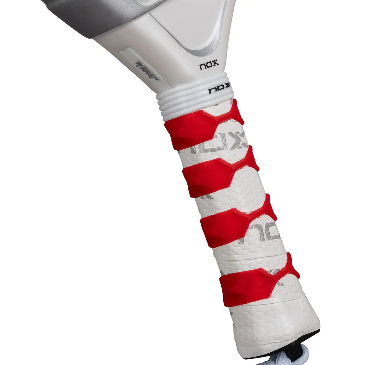 raqueta de padel nox at10 2026 con tacto intermedio-duro y superficie rugosa