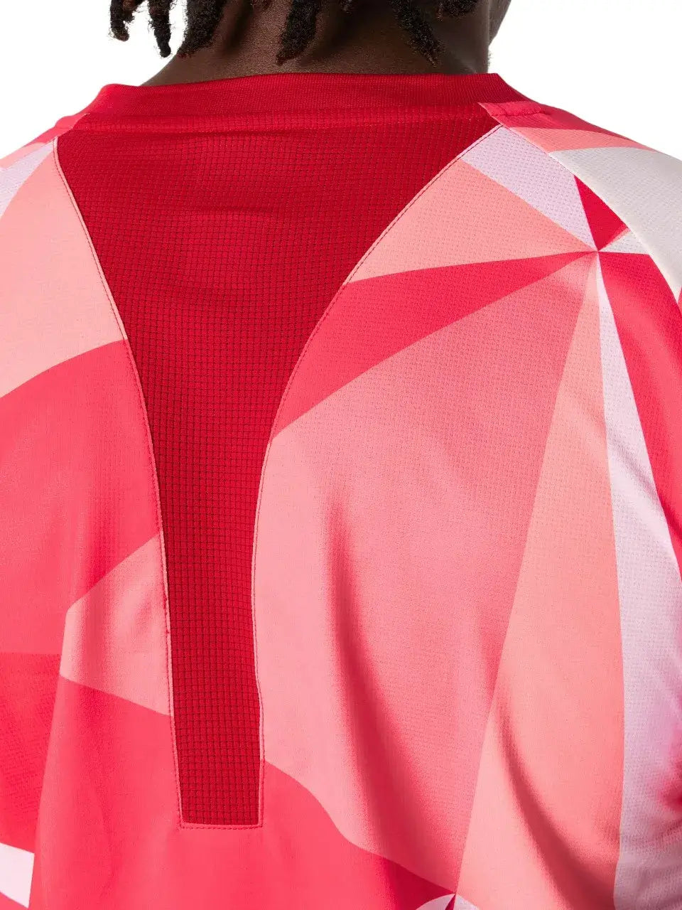 playera yonex roja geométrica con manga corta y tejido transpirable
