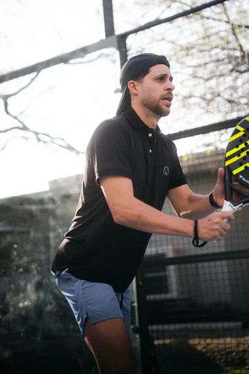 polo negra elegante deuce midnight para jugador de pádel intenso