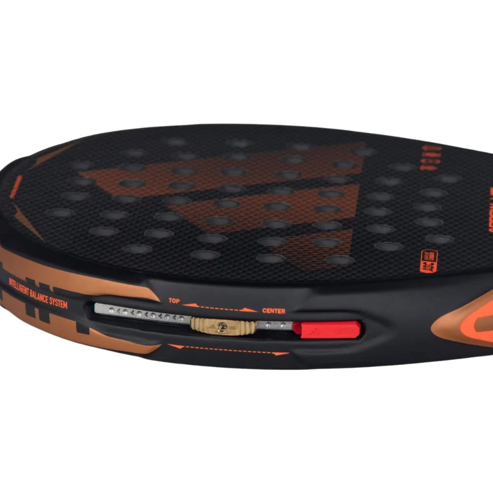 detalle del puente en v invertida en la pala arrow hit ctrl para mayor rigidez