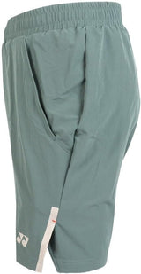 pantalón corto yonex con ajuste cómodo en verde y logo en pierna