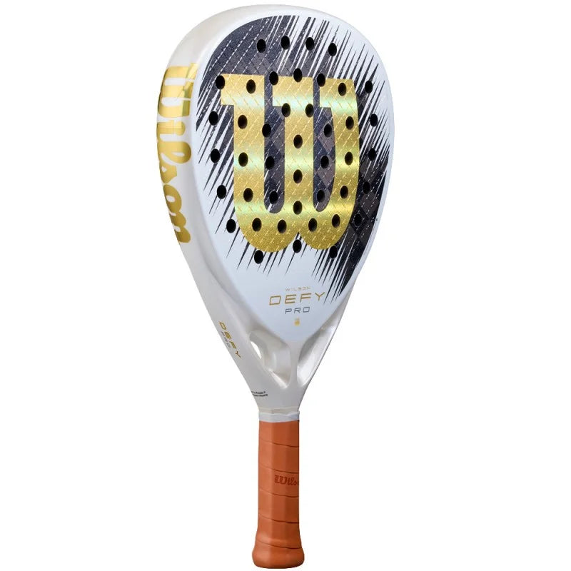 Diseño exclusivo blanco y dorado de la Wilson Defy Pro.