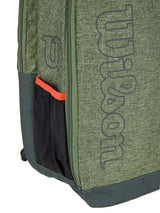 mochila deportiva wilson heather green con interior rojo y múltiples bolsillos