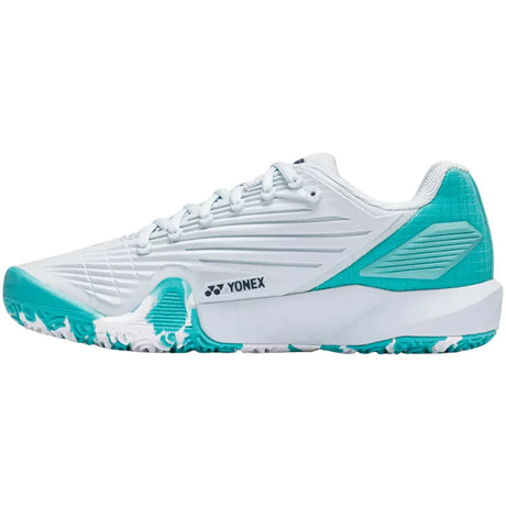 Calzado Yonex blanco con detalles turquesa para pádel.