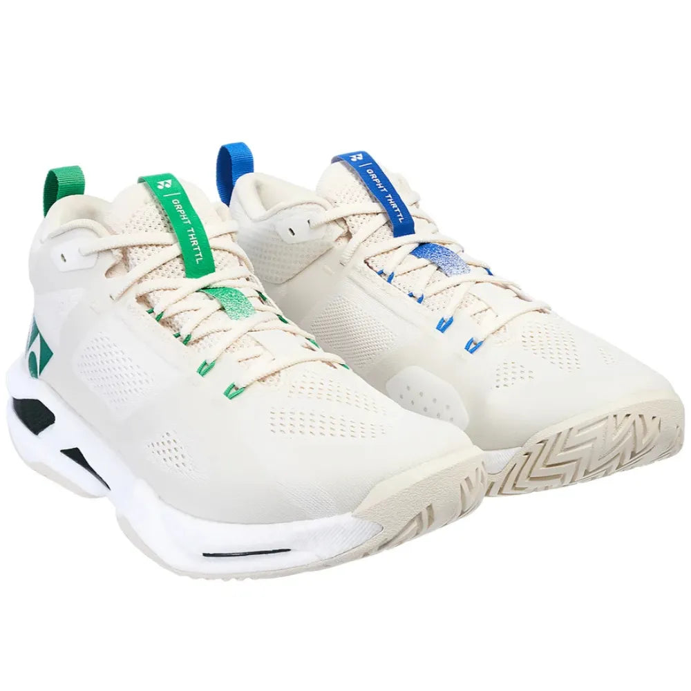 Calzado premium Yonex para jugadoras de pádel que buscan confort y estabilidad.