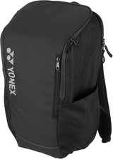 mochila yonex negra con bolsillos laterales para botellas o bebidas