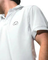 polo blanca deuce midnight con elegancia para dentro y fuera de cancha